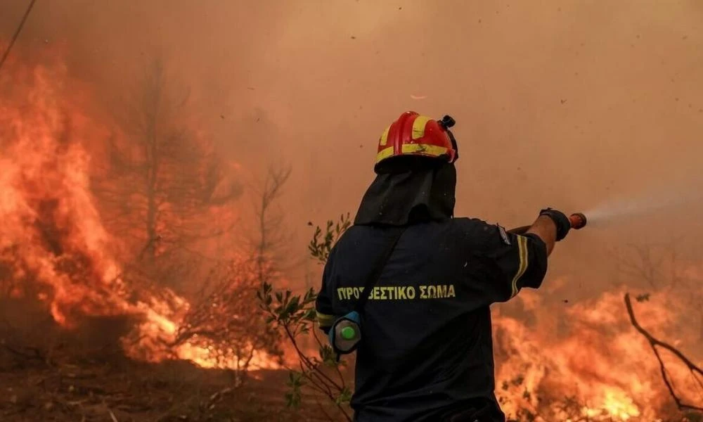 Ξαφνική νεροποντή στη Μακρακώμη - Υπό έλεγχο η φωτιά στη Βίτωλη